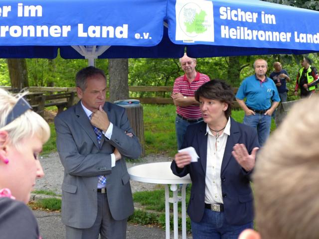 Gegen Motorradlärm: Staatssekretärin Dr. Gisela Splett und Minister Reinhold Gall